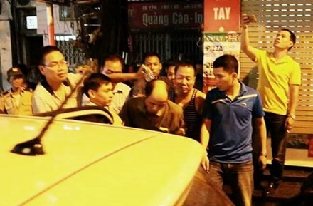 Khởi tố kẻ đâm người rồi cầm dao cố thủ trong nhà Đối tượng Hùng được lực lượng chức năng đưa về trụ sở.