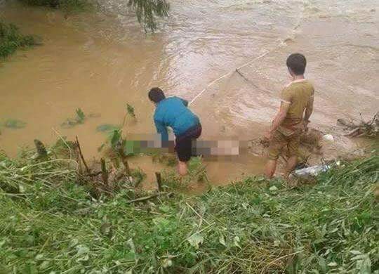 Mưa lũ cuốn trôi cả gia đình trên ô tô, ít nhất 2 người chết Nơi phát hiện hai thi thể bố con anh Lân. Ảnh FB