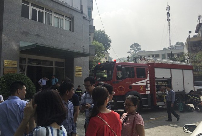 Cháy lớn tại tầng 9 tòa nhà cao tầng trên phố Thụy Khuê Xe cứu hỏa được điều động đến hiện trường.