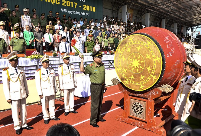 Bộ trưởng Tô Lâm đánh trống khai giảng năm học mới tại Học viện CSND Thượng tướng, GS. TS Tô Lâm Ủy viên Bộ Chính trị, Bộ trưởng Bộ Công an đã đến dự và đánh hồi trống khai giảng năm học mới.