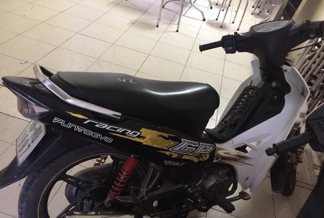 Hai thanh niên cưỡi Exciter tẩy số khung, bát phố Hai nam thanh niên bị lực lượng chức năng giữ lại.