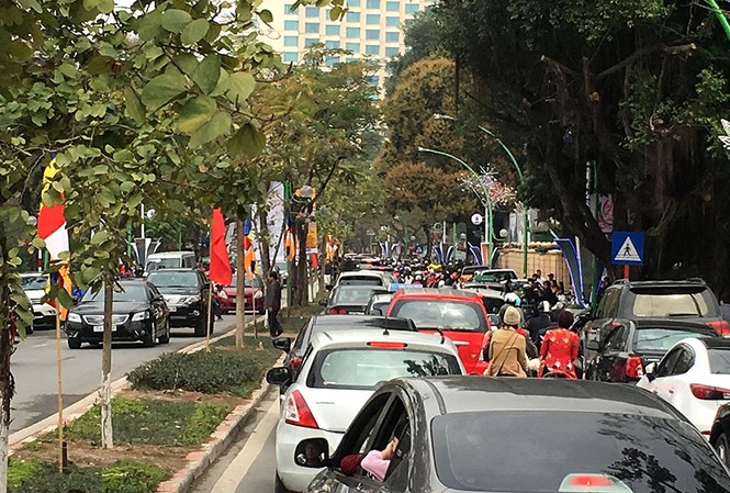 Người dân đi du xuân đầu năm đường phố Hà thành kẹt cứng Ghi nhận của PV, chiều mồng Một Tết, nhiều tuyến đường phố Thủ đô bị ùn ứ vì lượng người đổ ra đường đi chúc Tết, đi lễ, du xuân đầu năm tăng mạnh.