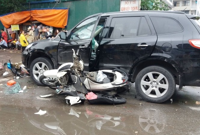 Xe 'điên' đâm liên hoàn trước cổng bệnh viện, một phụ nữ tử vong Hiện trường vụ tai nạn.