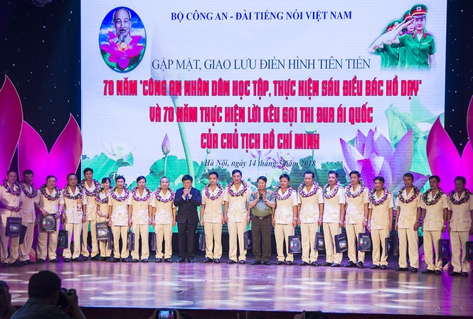 Giao lưu tôn vinh điển hình tiên tiến: 'Vinh quang CAND Việt Nam' Giao lưu tôn vinh điển hình tiên tiến Công an nhân dân “Vinh quang Công an nhân dân Việt Nam”.