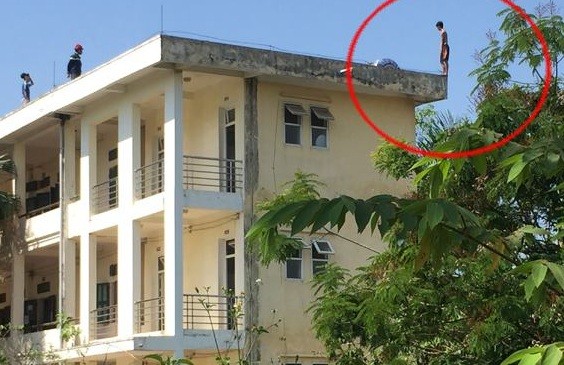 Không xin được tiền mẹ, nam thanh niên dọa nhảy lầu tự tử Lực lượng chức năng khống chế được nam thanh niên an toàn.