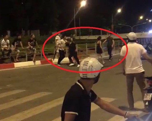 Hai nhóm nhanh niên đuổi chém nhau náo loạn trên phố Hà Nội Hình ảnh cắt từ video.