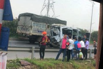Hai người tử vong trong xe khách bị 'vò nát' trên cao tốc Bắc Giang Hiện trường vụ tai nạn. Ảnh: FB