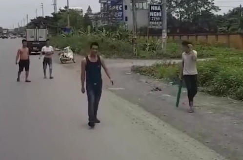 Xôn xao clip nhóm thanh niên chặn ôtô dọa đập chết tài xế Ảnh cắt từ video.