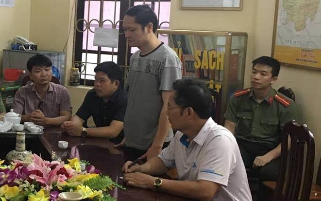 Bắt giam Phó phòng Khảo thí Hà Giang Vũ Trọng Lương Cơ quan điều tra thi hành quyết định khởi tố, lệnh bắt tạm giam ông Vũ Trọng Lương (người đứng).