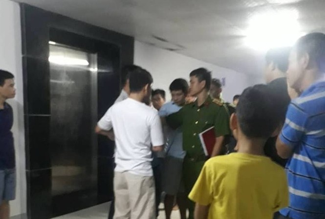 Chồng bàng hoàng hay tin vợ sát hại con ở chung cư Công an có mặt tại tòa chung cư nơi xảy ra vụ việc.