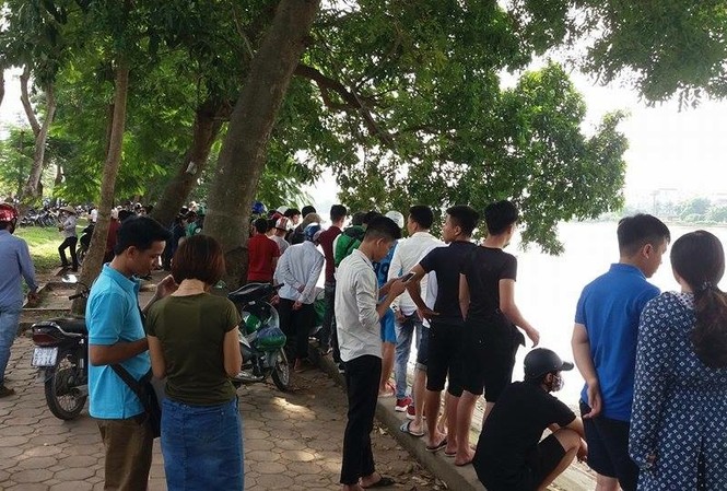 Phát hiện thi thể người phụ nữ dưới hồ Linh Đàm Nhiều người dân theo dõi vụ việc.