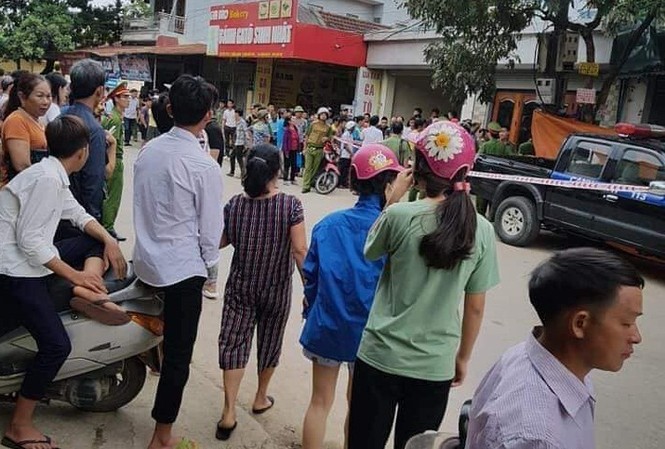 Vụ nổ súng ở Điện Biên: Nghi phạm để lại thư tuyệt mệnh Nhiều người dân theo dõi vụ việc. Ảnh: Facebook.