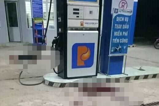Nam thanh niên dùng dao cứa tay gục trước cửa hàng xăng dầu Hiện trường vụ việc.