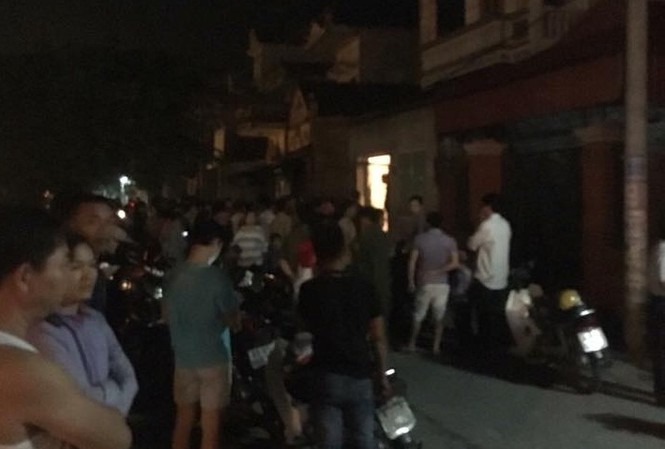 Hưng Yên: 2 người thương vong khi phát hiện kẻ gian đột nhập vào nhà Nhiều người theo dõi vụ việc.