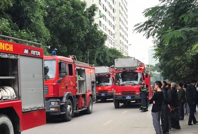 Một phụ nữ tử vong trong vụ cháy căn hộ HH Linh Đàm Lực lượng chức năng có mặt dập lửa.