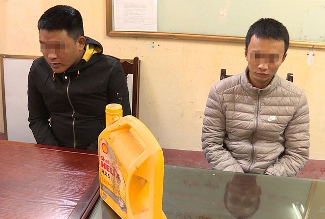 Bắt quả tang hai đối tượng ném chất bẩn vào nhà để đòi nợ Hai nam thanh niên có hành vi ném chất bẩn vào nhà dân bị bắt quả tang. Ảnh: Công an Hưng Yên.