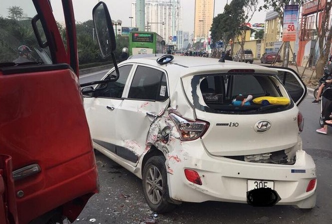 Ô tô tông liên hoàn trên đường phố Hà Nội Một ô tô bị móp phần đuôi xe và cánh cửa sau.