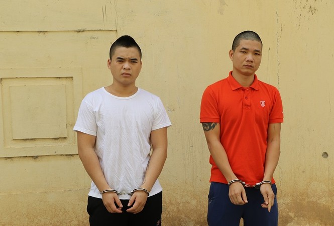 Hai đối tượng giả công an xông vào xới bạc cướp tiền Hai đối tượng bị bắt giữ. Ảnh: Công an Vĩnh Phúc.