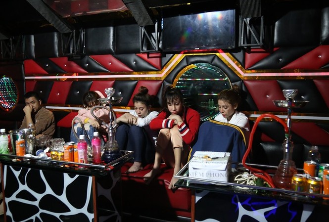 Nhóm 'nam thanh nữ tú' tổ chức tiệc ma túy ở quán karaoke Các đối tượng sử dụng ma túy trong phòng hát vip quán karaoke. Ảnh: Công an Vĩnh Phúc.