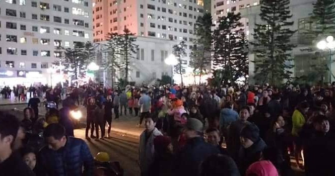 Người dân chung cư Linh Đàm tháo chạy vì hoả hoạn Nhiều người tháo chạy xuống dưới sau khi xảy ra hoả hoạn.