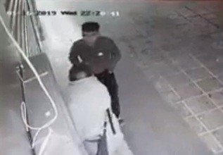 Thông tin mới vụ cô gái bị nhóm thanh niên trêu ghẹo, đánh dã man Một trong số những thanh niên trêu ghẹo, hành hung cô gái. Ảnh cắt từ video.