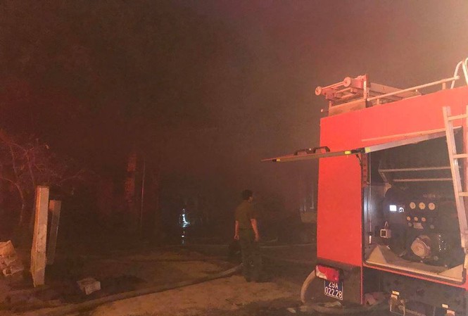 Cơ sở sản xuất đệm mút ở Hà Nội bốc cháy nghi ngút Hiện trường vụ cháy. Ảnh: CTV