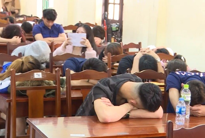 Hơn 40 đối tượng sử dụng ma túy, bay lắc trong quán karaoke Các đối tượng được đưa về cơ quan điều tra. Ảnh: HYTV.