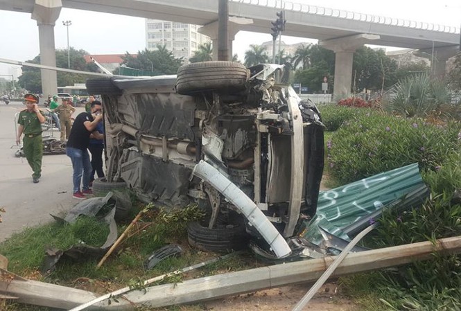 Xác định danh tính lái xe Mercedes đâm người đi xe máy nguy kịch Hiện trường vụ tai nạn.