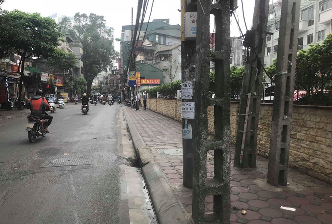 Thi thể người phụ nữ tử vong cạnh chiếc xe máy trên đường phố Hà Nội Hiện trường vụ việc.