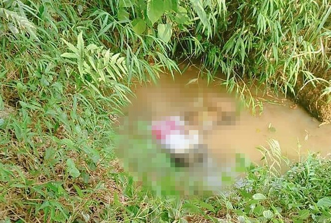Phát hiện nam thanh niên chết úp mặt dưới hố nước gần nghĩa trang Hiện trường vụ việc.