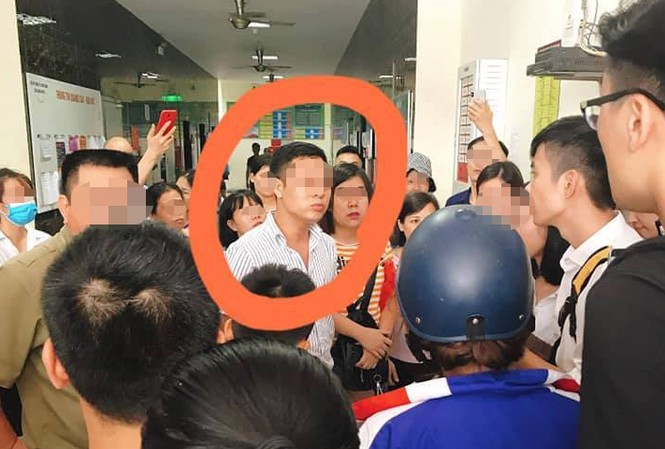 Cô gái hoảng sợ vì bị người đàn ông 'sờ đùi' ở chung cư Hà Nội Nhiều người dân hiếu kỳ vây kín theo dõi vụ việc. Ảnh: FB