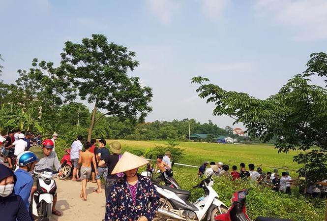 Kinh hãi phát hiện thi thể nằm cạnh xe máy bên bờ mương Hiện trường nơi phát hiện thi thể nạn nhân.