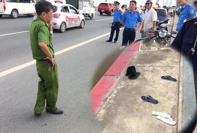Nam thanh niên nhảy cầu Nhật Tân trước mặt cô gái Cơ quan chức năng có mặt trên cầu và đồ cá nhân nghi của đôi nam nữ để lại. Ảnh: CTV