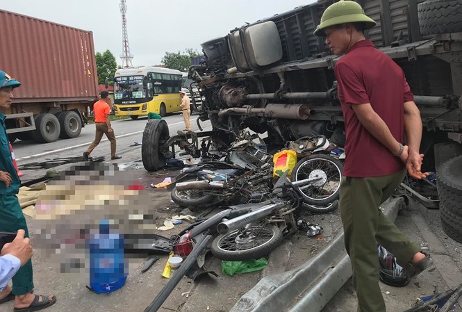 Xe tải lật, đè chết 5 người: Phanh hỏng, tài xế cho ô tô ép vào dải phân cách? Hiện trường vụ tai nạn thương tâm.