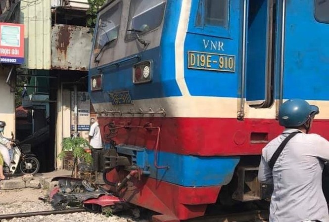 Tàu hoả kéo lê xe máy trên đường ray, nam thanh niên tử vong Hiện trường vụ tai nạn.