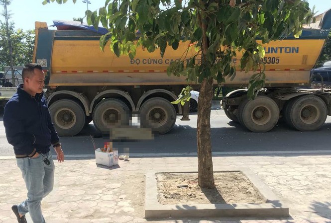 Va chạm với xe tải, một phụ nữ tử vong Hiện trường vụ tai nạn.