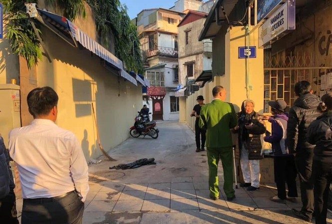Người đàn ông nghi nổ súng vào nhóm thanh niên ngồi uống nước tại Hà Nội Người dân đứng theo dõi khu vực xảy ra vụ việc.