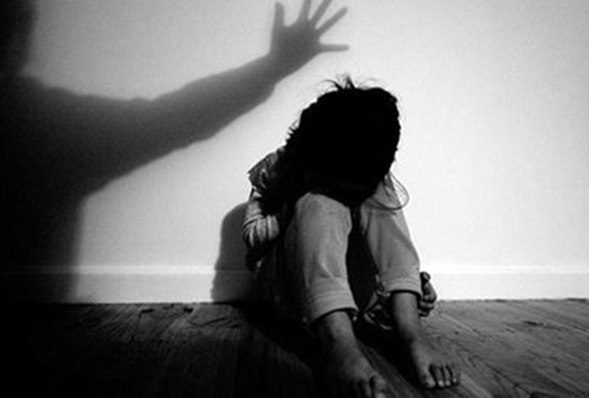 Bé gái bị bạn trai quen trên mạng xâm hại tại nhà nghỉ Ảnh minh họa.