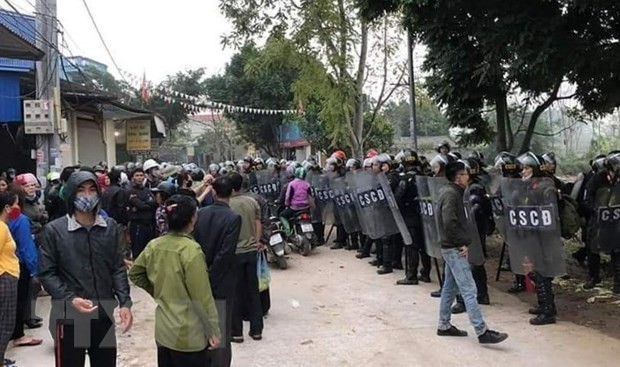 Phong tỏa tài khoản kêu gọi tài trợ các đối tượng trong vụ Đồng Tâm Lực lượng chức năng bảo vệ hiện trường nơi xảy ra vụ việc. (Ảnh: TTXVN phát)