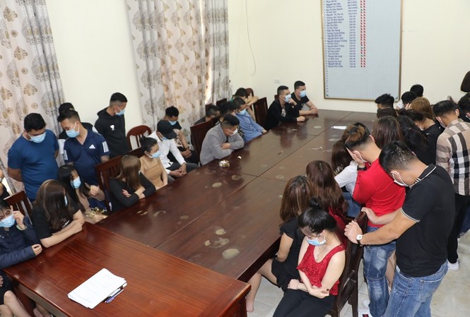 20 thiếu nữ thác loạn ma túy cùng hàng chục bạn trai trong quán karaoke Các đối tượng bị bắt giữ. Ảnh công an Vĩnh Phúc