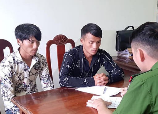 Người phụ nữ bị hai đối tượng khống chế hiếp dâm Đối tượng tại cơ quan công an.