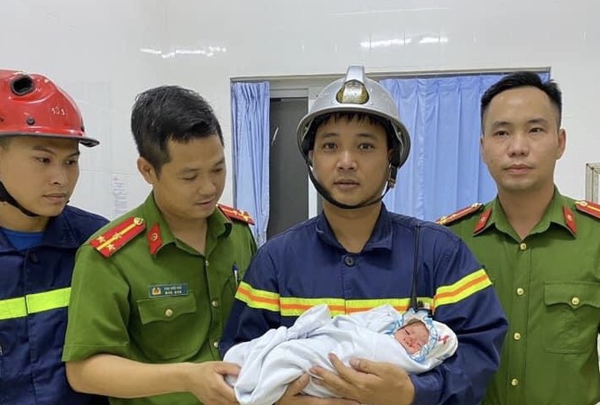 Giải cứu bé sơ sinh bị bỏ rơi giữa khe tường Bé sơ sinh được đưa ra ngoài an toàn. Ảnh CAHN