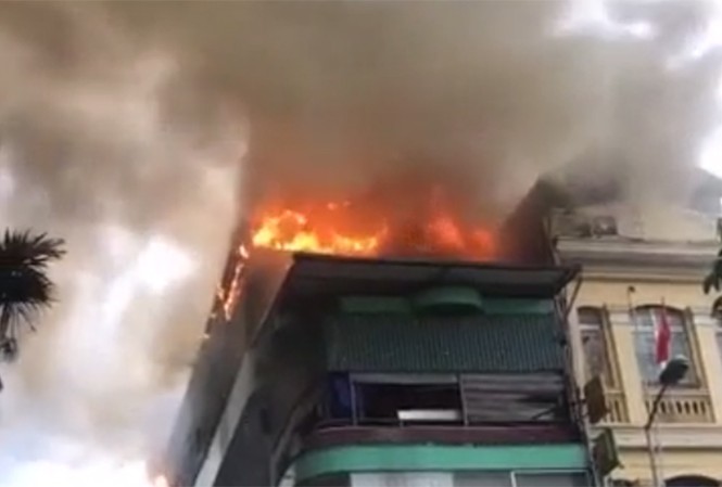 Nhà hàng hải sản bốc cháy ngùn ngụt ở đường Giang Văn Minh Hiện trường vụ cháy.