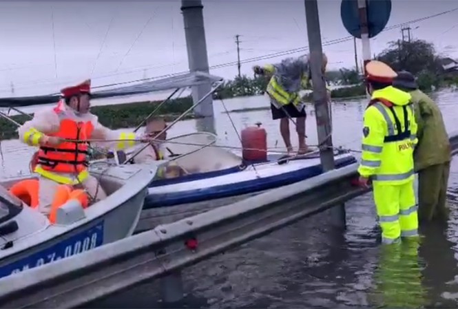 CSGT hỗ trợ người gặp nạn, tiếp tế lương thực cho bà con vùng lũ Tổ công tác làm nhiệm vụ.