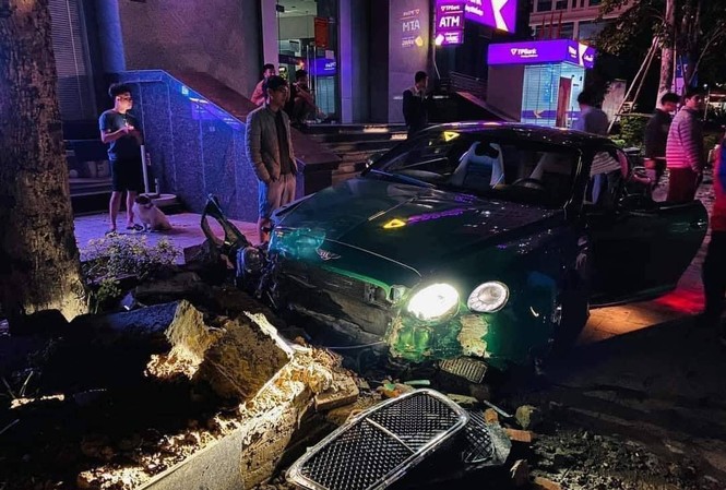 Siêu xe Bentley 'nát đầu' sau khi lao lên vỉa hè ở Hà Nội Hình ảnh chiếc xe hạng sang hư hỏng nặng. Ảnh: Đặng Anh Tuấn
