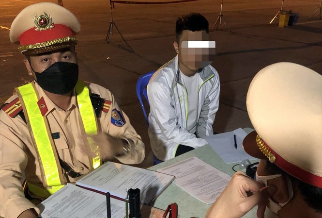 20 người nhập cảnh trái phép, nhiều lái xe dương tính ma túy trên cao tốc Tài xế làm việc với tổ công tác.