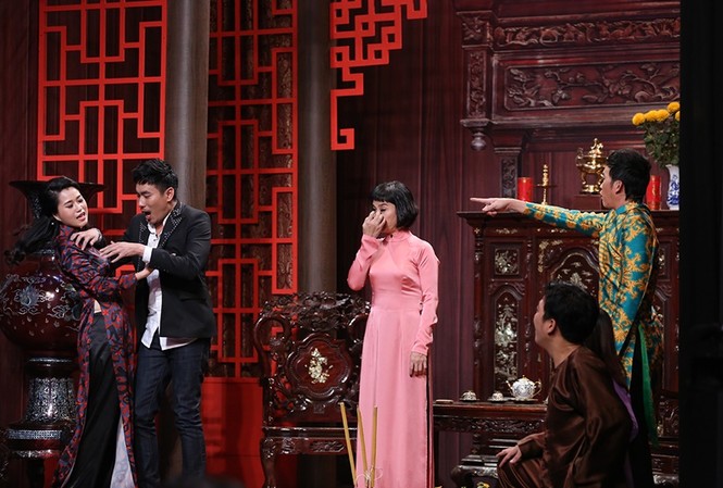 Hoài Linh xưng là chồng Cát Phượng, đẩy Kiều Minh Tuấn thành con út Hoài Linh xưng là chồng Cát Phượng, đẩy Kiều Minh Tuấn thành con út