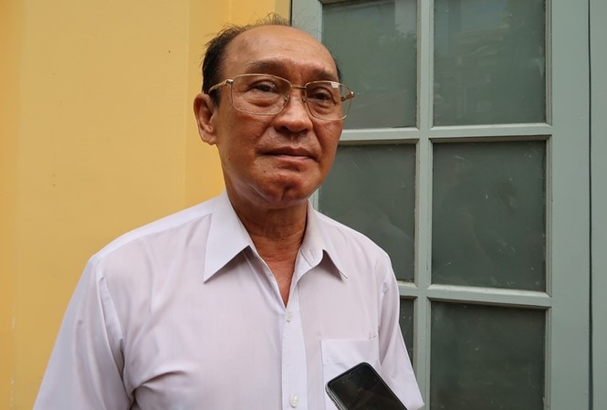 Sau 5 tháng khởi kiện, vì sao toà chưa xét xử 'Sau ánh hào quang'? Nghệ sĩ Duy Phương trước TAND Quận 1 sau buổi làm việc với thư kí tòa. Ảnh: Yến Nhi.