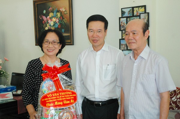Ông Võ Văn Thưởng thăm và chúc Tết nghệ sĩ, nhà khoa học Ông Võ Văn Thưởng thăm và chúc Tết nghệ sĩ, nhà khoa học