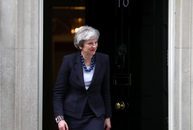 Thủ tướng Anh họp nội các bàn về khả năng can thiệp quân sự Syria Thủ tướng Anh Theresa May vẫy chào Thủ tướng Bồ Đào Nha Antonio Costa tại London. Ảnh: REUTERS.